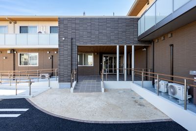 入口付近の洗練された外観