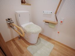 手すり付きのきれいなトイレ