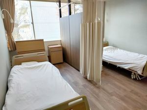 明るい二床の居室  