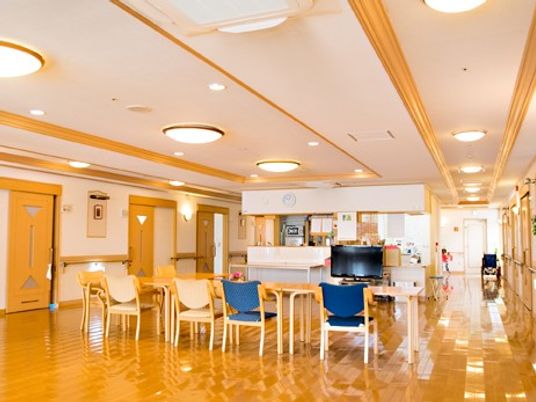 共有スペースと廊下の明るい風景