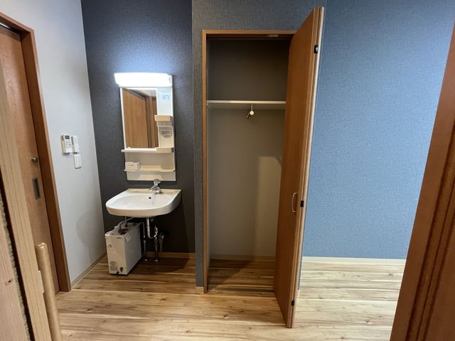 設備の整った居室 居室 機能的な洗面台とクローゼットを備えたプライベート空間です。安心して働ける環境です。