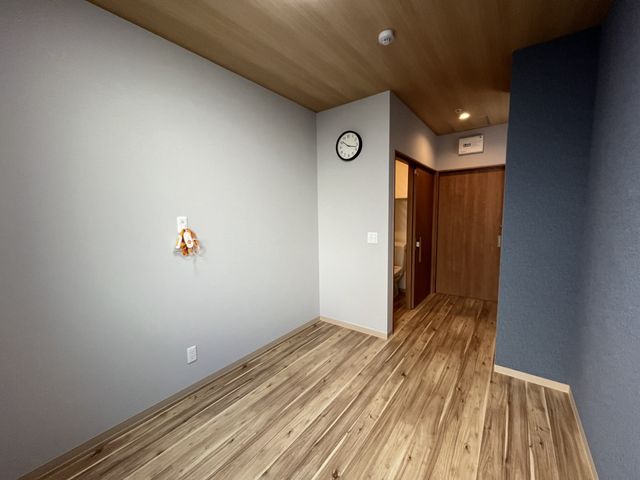 落ち着いた雰囲気の居室 居室 木目調の床とシンプルなデザインが特徴の空間です。快適な時間を過ごせます。