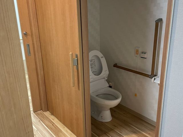 安全な浴室 トイレ 手すり付きで安全に配慮された清潔な浴室で、安心してご利用いただける設計となっております。