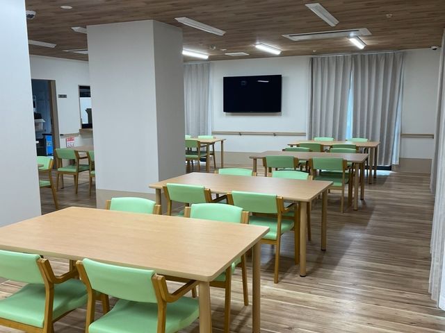 木目調の明るい食堂 食堂 座席とテーブルが配されたゆったりとした食堂で、共に過ごす時間を大切にできます。木のぬくもりが感じられる清潔感あふれる空間です。