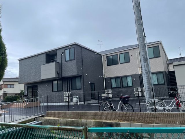 モダンな外観の建物 外観 落ち着いた色合いのモダンな外観です。通路が整備され、アクセスしやすい環境が整っています。
