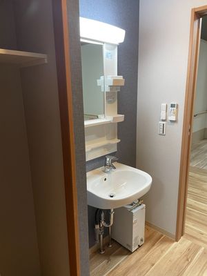清潔な洗面台と鏡