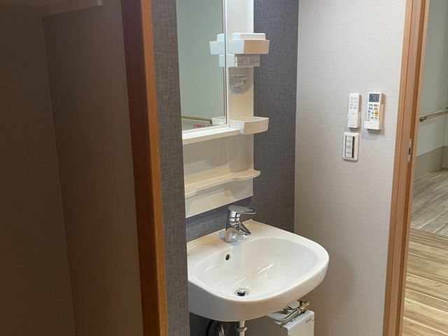 清潔な洗面台と鏡 洗面所 綺麗で機能的なこの洗面台は、快適な日々のスタートに最適です。明るく清潔感のあるデザインが心地よい環境をつくります。