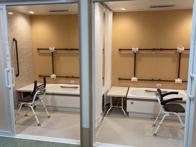 利用者の浴室 浴室 手すり付きで安全に配慮された洗い場がございます。快適な入浴をサポートする環境が整っております。