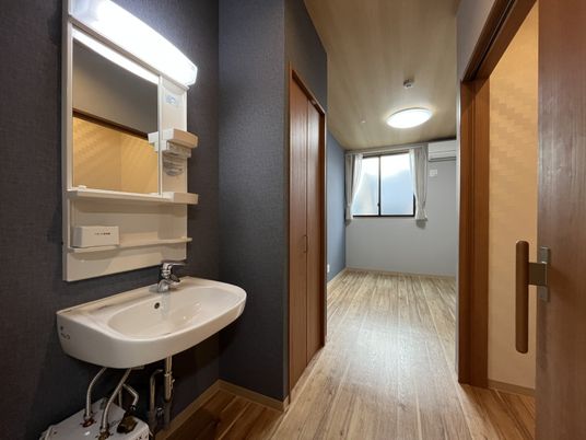 シンプルな洗面台と居室