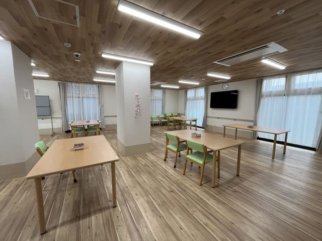 広々としたダイニングルーム ダイニングルーム 明るく広々としたダイニングルームは、自然光が差し込み、のびのびと過ごせる空間です。