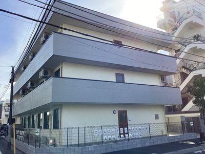 スタイリッシュな建物外観