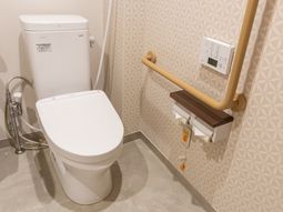 手すり付き清潔なトイレ