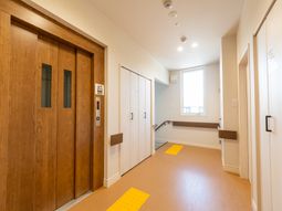 明るい廊下と扉たち