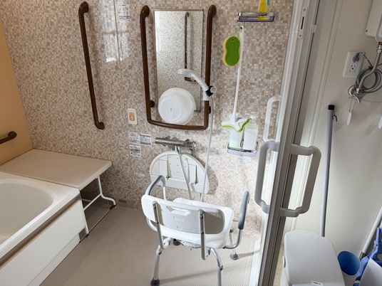 明るい設備の浴室