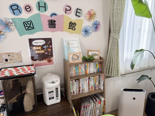 明るい窓辺の図書館