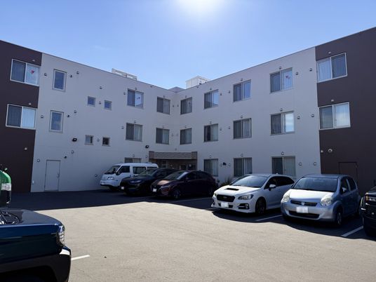 明るい駐車場と建物