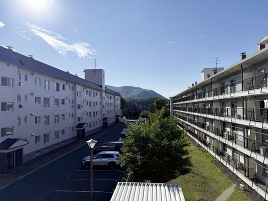 広がる建物と駐車場