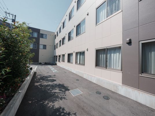 落ち着いた建物の外観