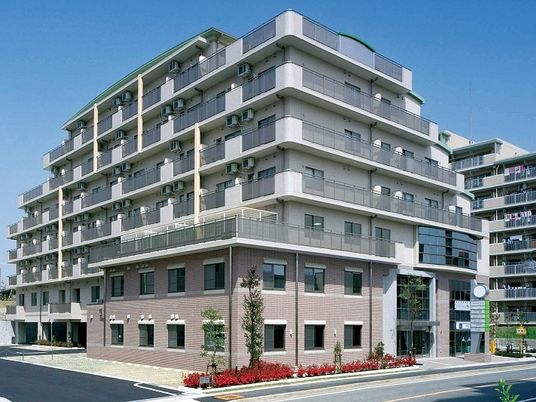 多階建てのモダンな建物