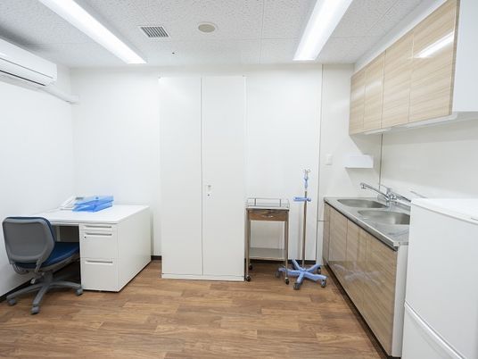 清潔な洗面台とデスク