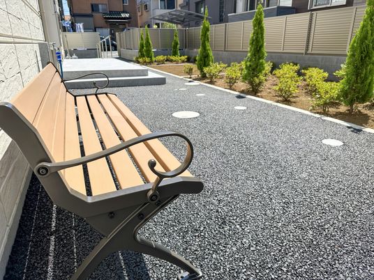 中庭のベンチと緑