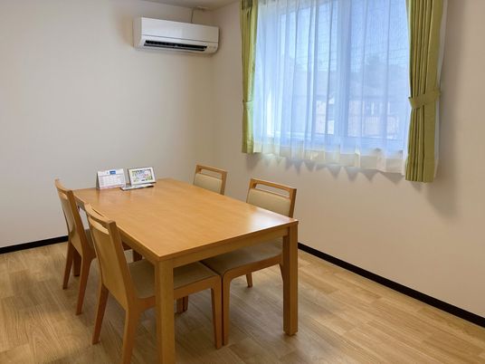 清潔な食卓と椅子