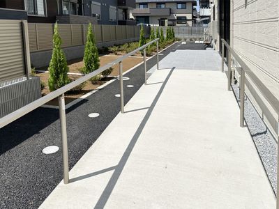 明るい外部の歩道