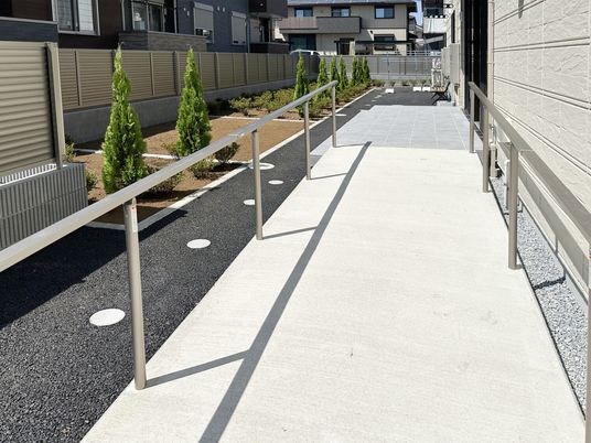 明るい外部の歩道