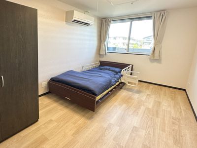 居室の一角とベッド
