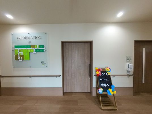 インフォメーション看板と扉