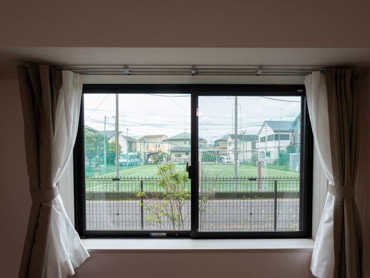 窓越しの景色が見える居室