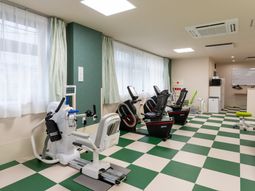 運動器具が並ぶ機能訓練室