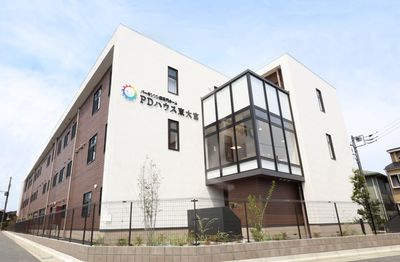 明るい建物の外観