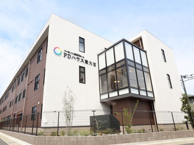 明るい建物の外観 外観 開放的なデザインが魅力的な施設です。日差しが降り注ぐガラス部分が特徴です。
