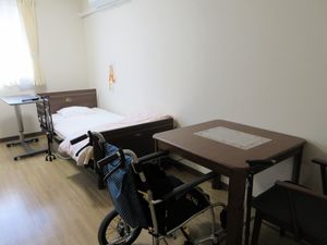 明るい個室の居室  