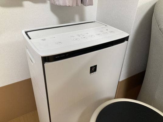 空気清浄機と椅子の室内