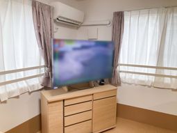 明るい窓辺の居室