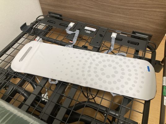 手すり付きの介護ベッド
