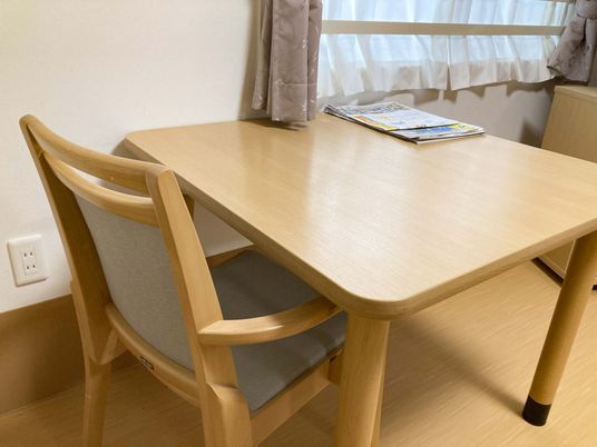 居室内の机と椅子