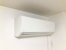 白い壁に設置された設備