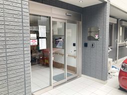 正面玄関の入り口