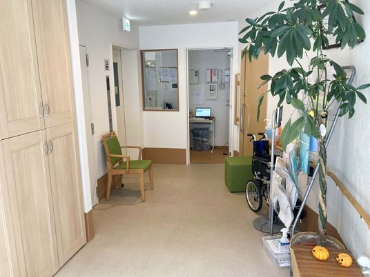 緑の椅子が置かれた廊下