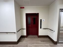 明るい廊下のエレベーター