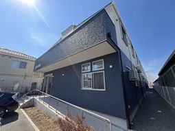 青い壁が特徴の建物外観