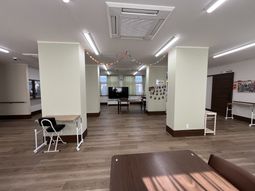 広いラウンジ