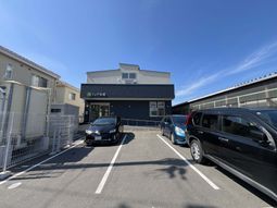 駐車場がある建物外観