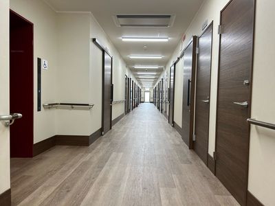明るく清潔な廊下