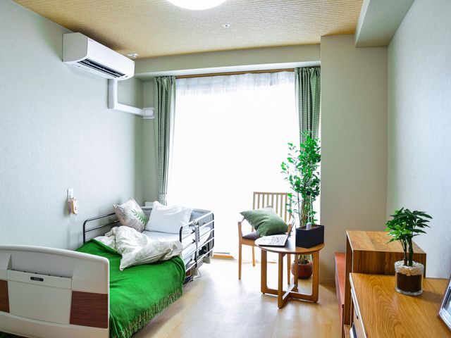 整った居室 居室 明るく落ち着いた雰囲気のお部屋で、ケアを提供するやりがいに満ちた環境です。専門スキルを活かしてください。