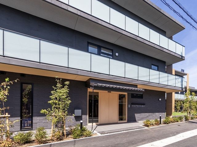 ゆったりとした施設外観 外観 緑に囲まれた施設の入り口は、清潔感とゆとりを感じられる造りです。明るい印象が魅力です。