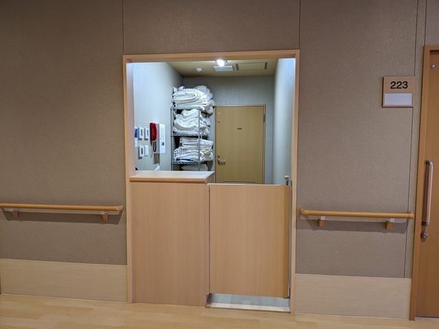 廊下のリネン供給口